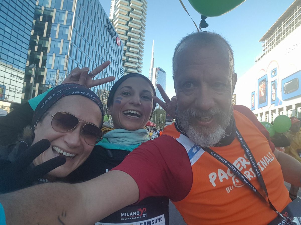 stefaniacav's tweet photo. Correre ed essere felici. La mia prima mezza in super compagnia #gretavittori #stefanovegliani #milanohalfmarathon #halfamarathon #running https://t.co/1BzVsdPFyu