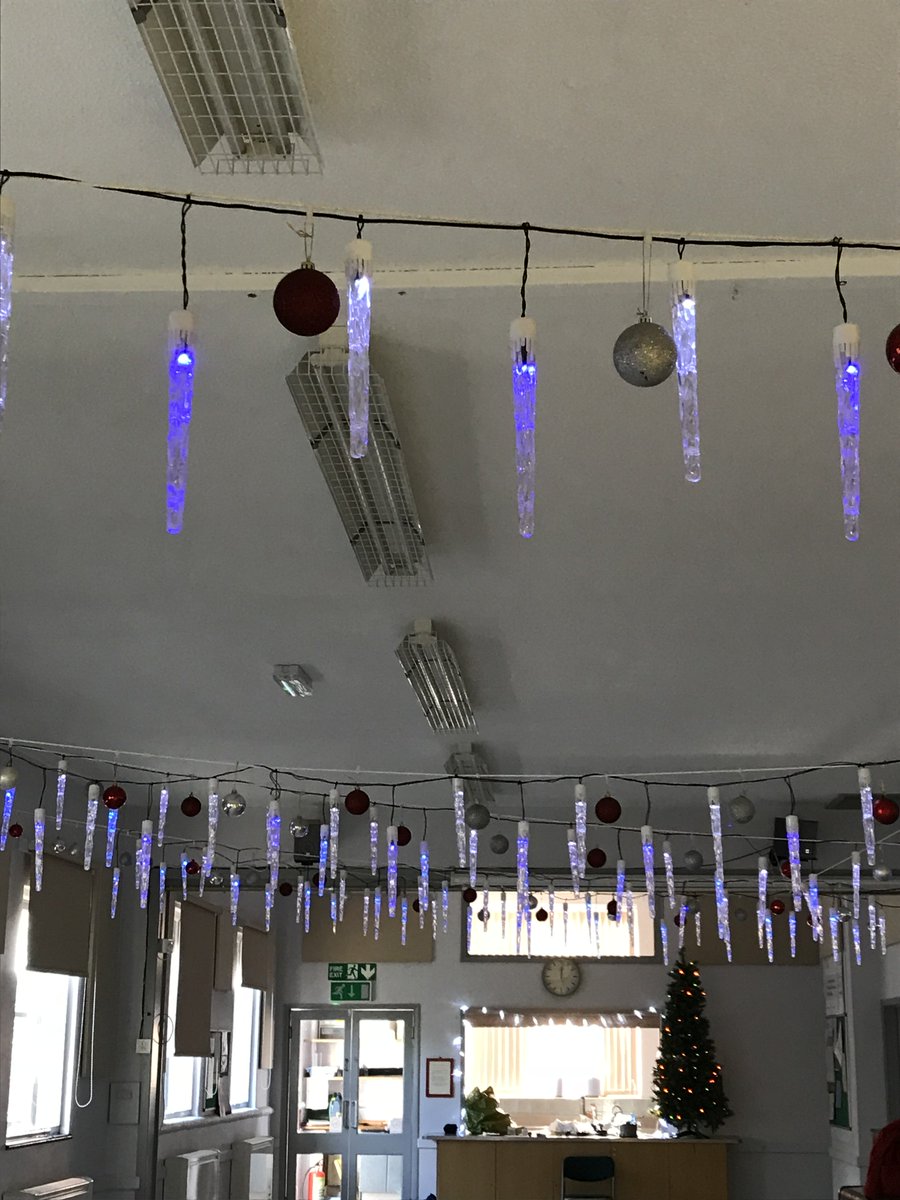 tvp_mk's tweet photo. Transformed from a Pcso to a little Elf this morning. I helped Castlethorpe bring Christmas alive by helping to decorate their community hall 🎅🏼🎄🤶🏻 #Communityengagement #communityspirit #littlelf #C9551 https://t.co/14APhT8dx2