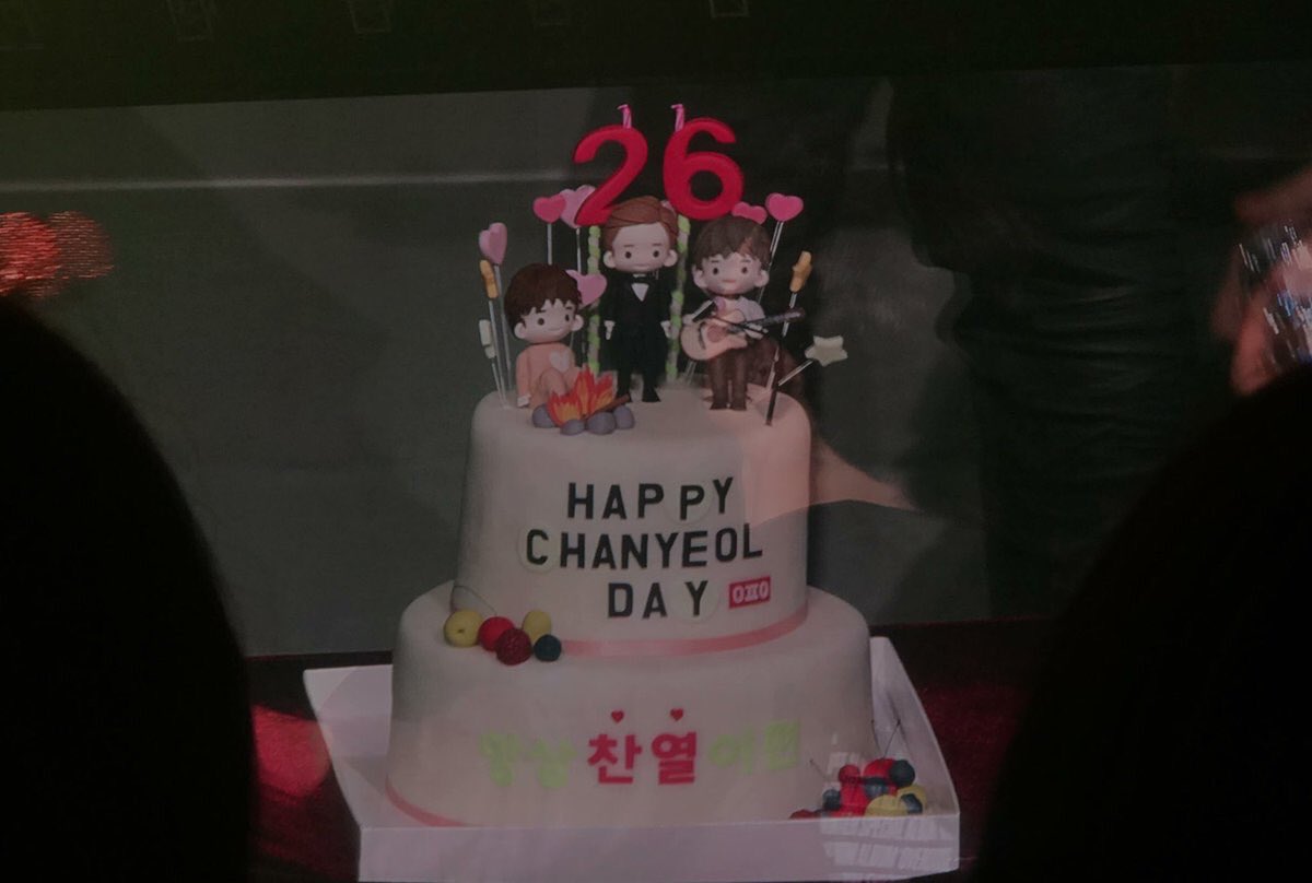 CHANBAEK_FAMILY's tweet photo. CHANYEOL EVE 💖🎂
เค้กน่ารักมาก #HappyChanyeolDay #ElyXionInSeoulDay3 https://t.co/P5zFMyMxqw