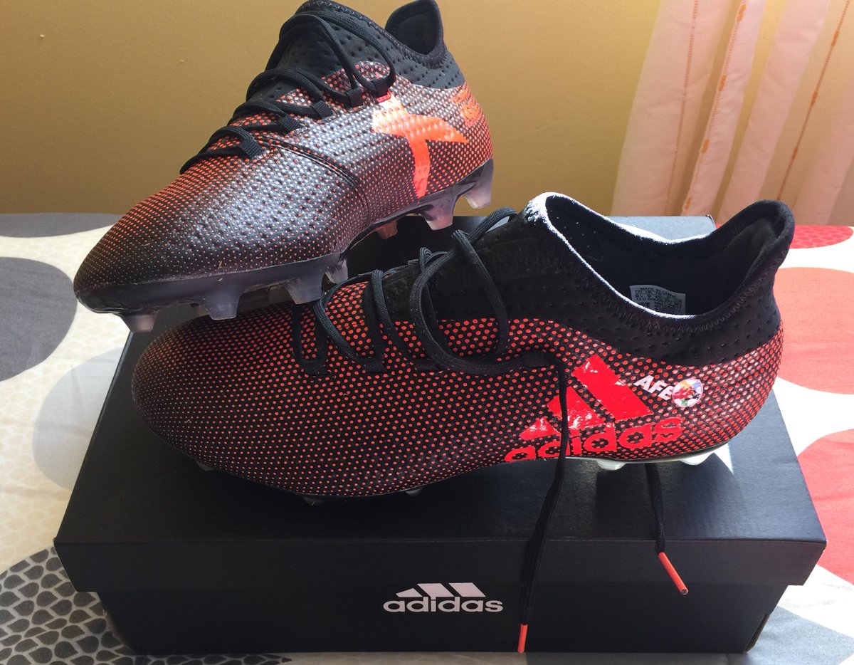 Ya tenemos las nuevas botas en <a href="/LaBanezaFC_/">La Bañeza FC</a> Muchas gracias a <a href="/afefutbol/">AFE</a> y en especial a <a href="/armi0708/">Minn Aaminah</a> por todo lo que hacéis por nosotros!! #ConLasBotasPuestas