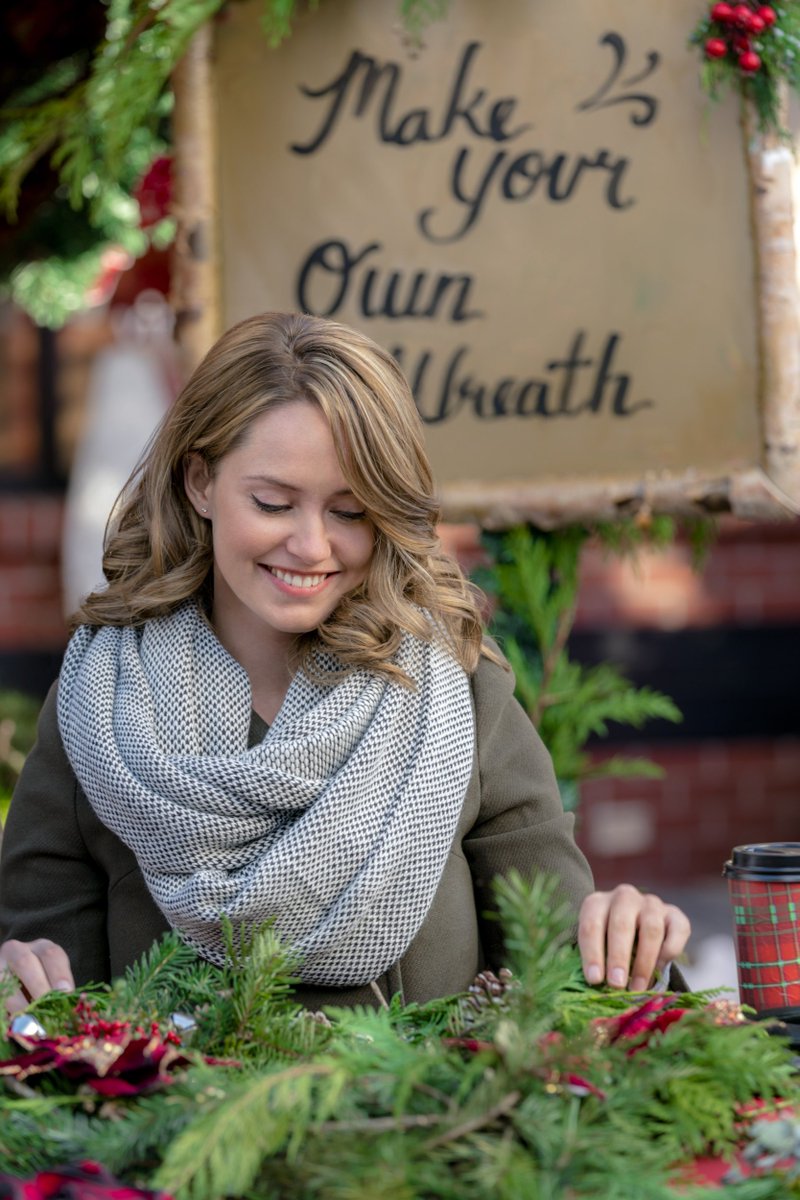 Merritt_ITA's tweet photo. #NEW: Merritt Patterson is Lacey Quinn in #TheChristmasCottage (on @hallmarkmovie from Dec. 9) 💖 #2 https://t.co/CYBP0Vi7KM