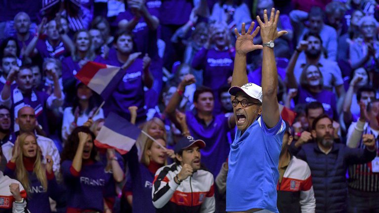 FranceTV's tweet photo. 🏆 Ils l'ont fait ! 

16 ans après son dernier titre, l'équipe de France remporte la #CoupeDavis2017 ! 

✌️🇫🇷 https://t.co/0KKzqvRydP