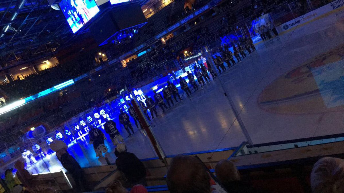 emmamureen's tweet photo. Att sitta på läktarn en sån här match är inte det roligaste, men att få se så många fans på plats var mäktigt!⚪️🔴🔵 vi tog rekordet! #5128 https://t.co/OsFBxHo6q8
