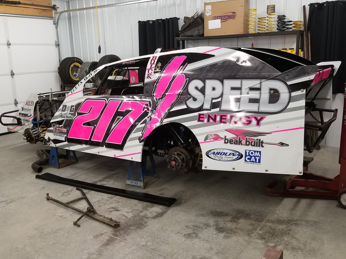 DarrenFraley217's tweet photo. Mmmhh. Working on the car for 2018... Trust me,it will race next year. @SPEED_ENERGY #beakbuilt #modifieds https://t.co/Uns0l1L4Ml