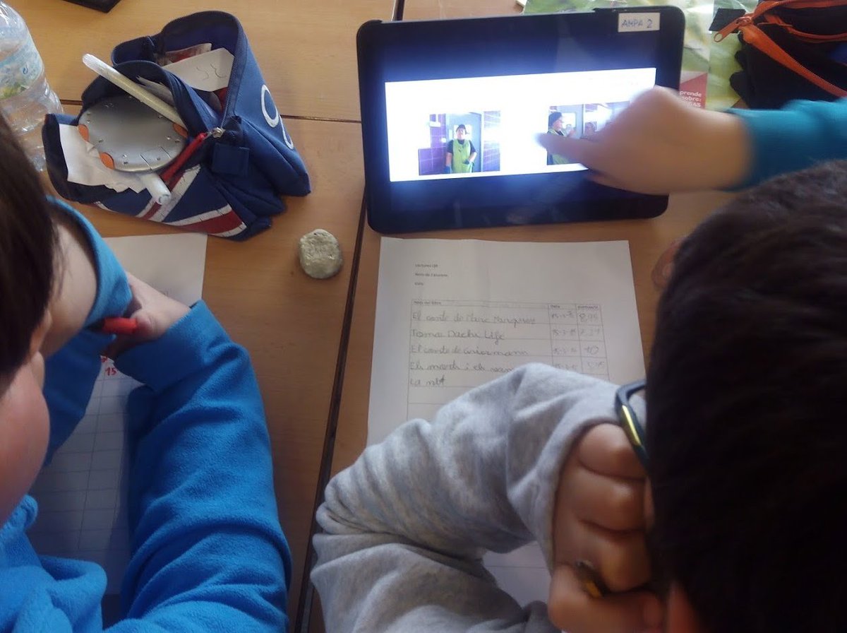 elscossetans's tweet photo. Els castellers de l'escola comencen a crear els seus llibres digitals https://t.co/cARgLIzDiA https://t.co/4m823qEQee