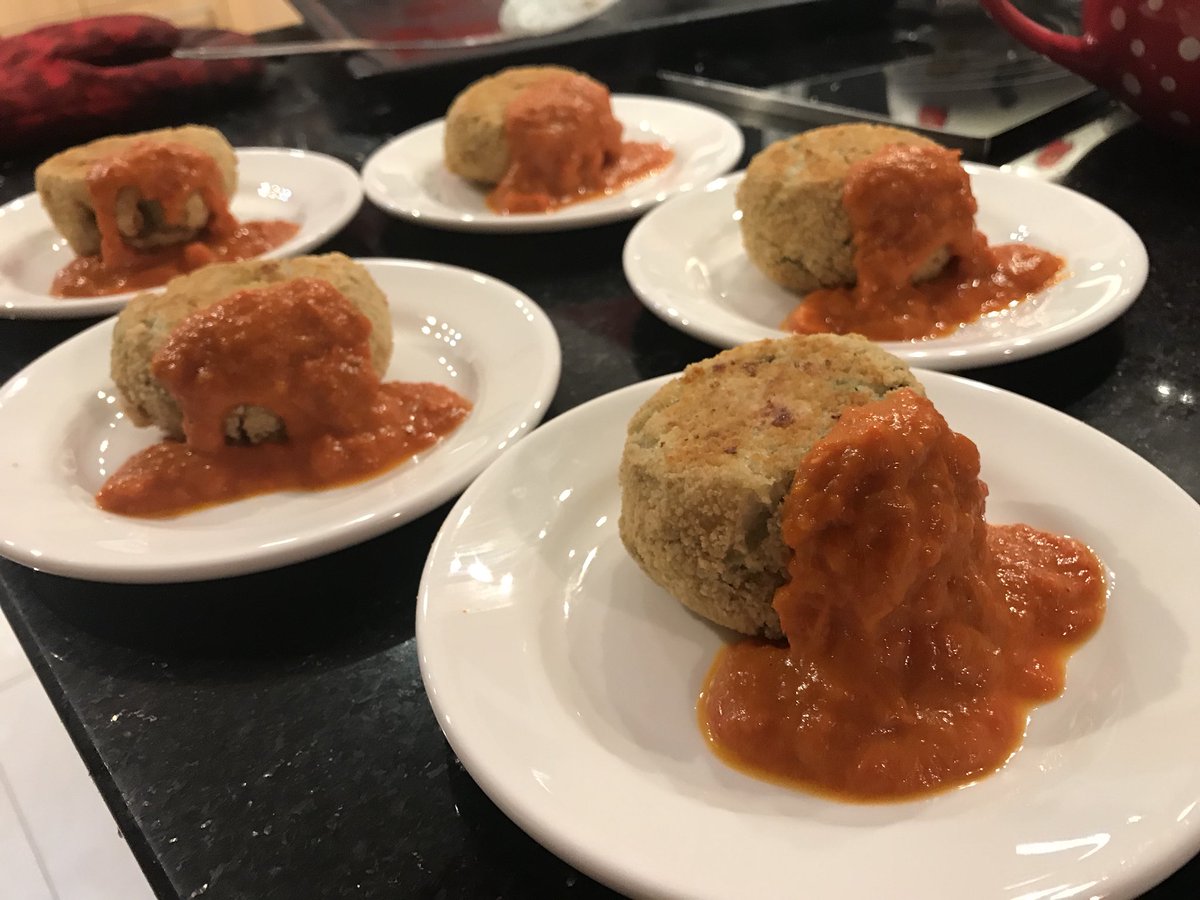 curesam's tweet photo. Smoked Haddock Fishcakes from @ZuvuFishmongers with a Sweet Pepper Sauce #FoodPorn https://t.co/0001DXg7Kx