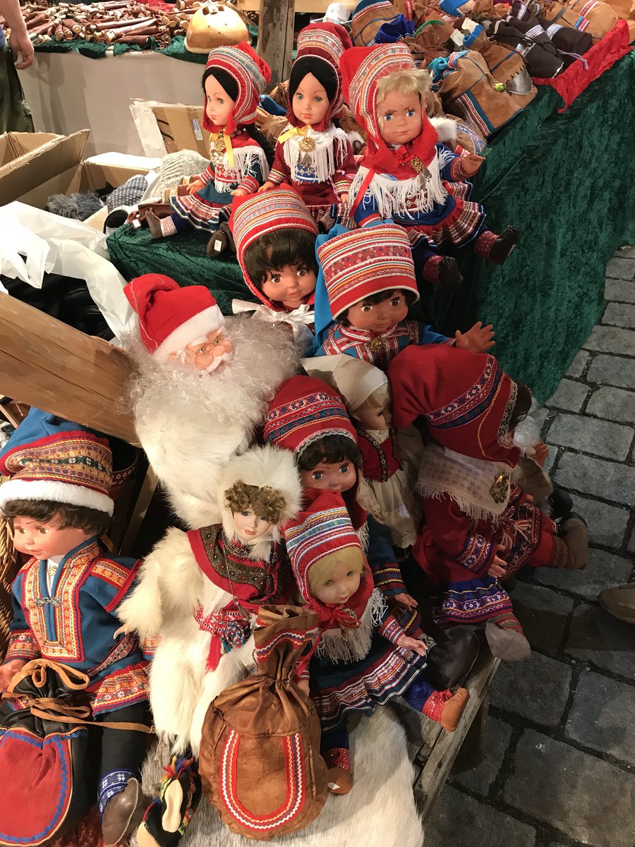 fredricm's tweet photo. Julemarked på Youngstorget er ikke for hvem som helst. Her fås solide doser av både ulv og kulturell appropriasjon. #krenk https://t.co/HRp4dQMq2h