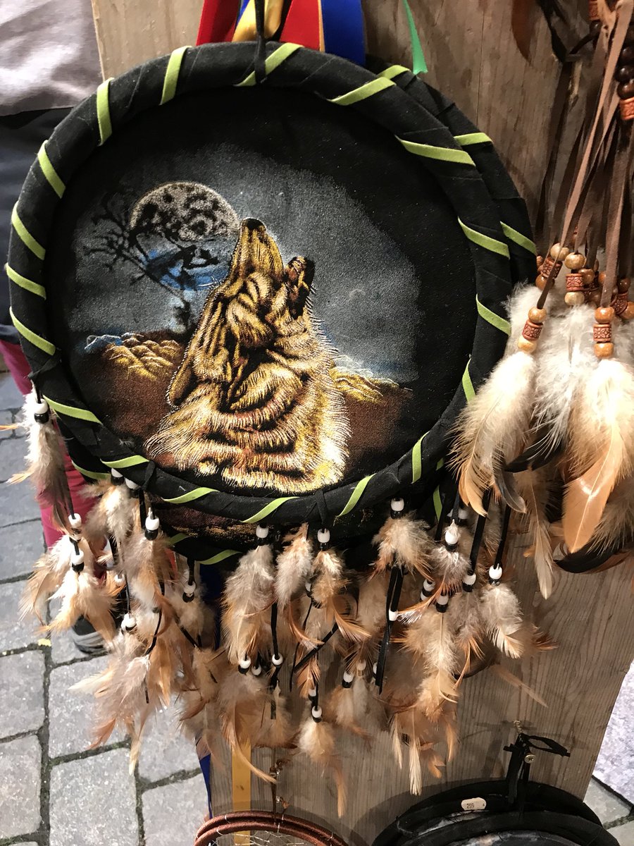 fredricm's tweet photo. Julemarked på Youngstorget er ikke for hvem som helst. Her fås solide doser av både ulv og kulturell appropriasjon. #krenk https://t.co/HRp4dQMq2h