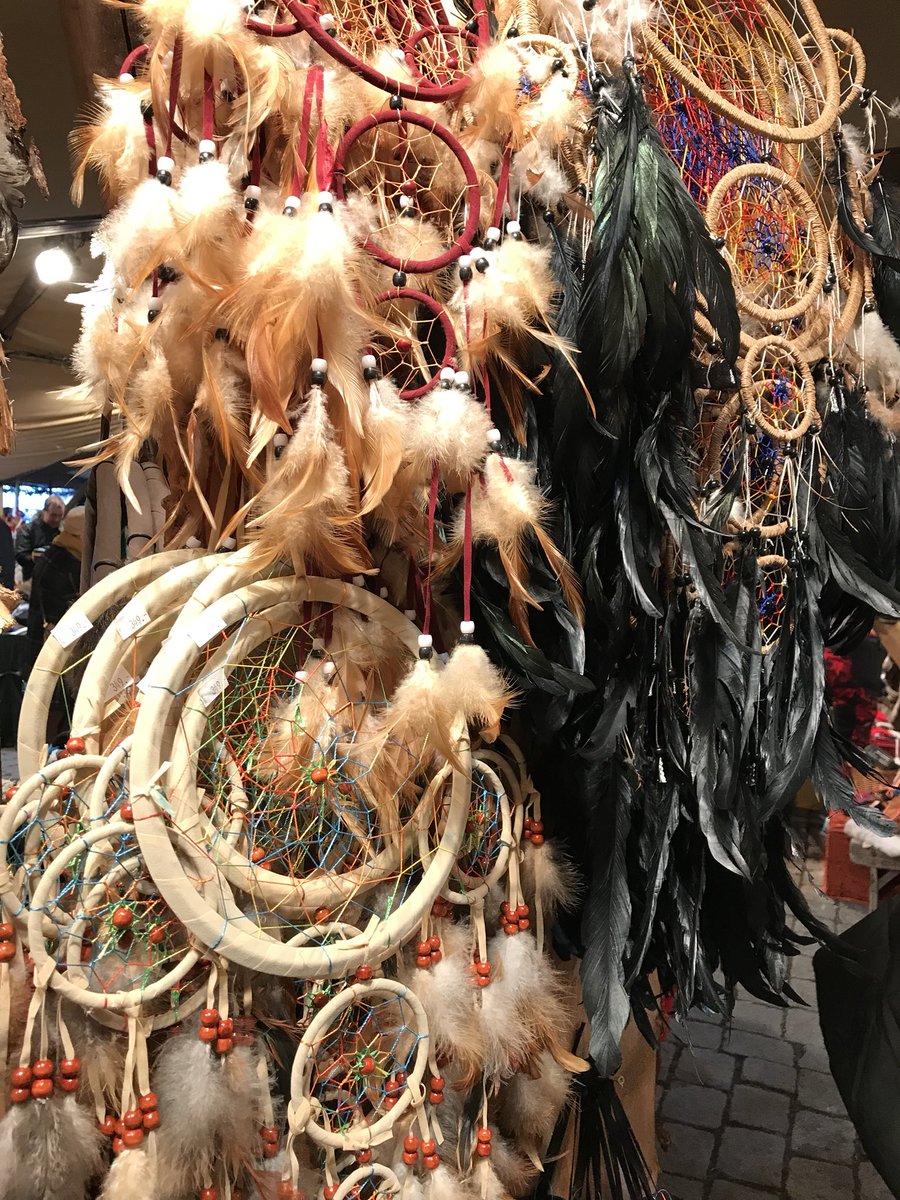 fredricm's tweet photo. Julemarked på Youngstorget er ikke for hvem som helst. Her fås solide doser av både ulv og kulturell appropriasjon. #krenk https://t.co/HRp4dQMq2h