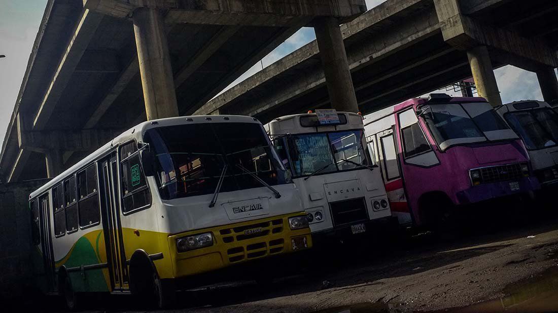 elestimulo's tweet photo. FOTOS | El dilema de los transportistas: suben el pasaje o se extinguen https://t.co/bNApLUrjYF https://t.co/ylG98v8FYs