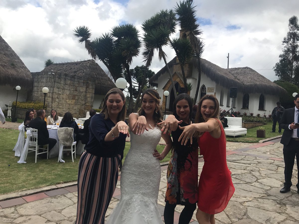 jaimebame's tweet photo. “Lo logramos!” Las amigas de Liberty chicaneando argollas en la #Bodafabiycathe https://t.co/sV9mqB5GXw
