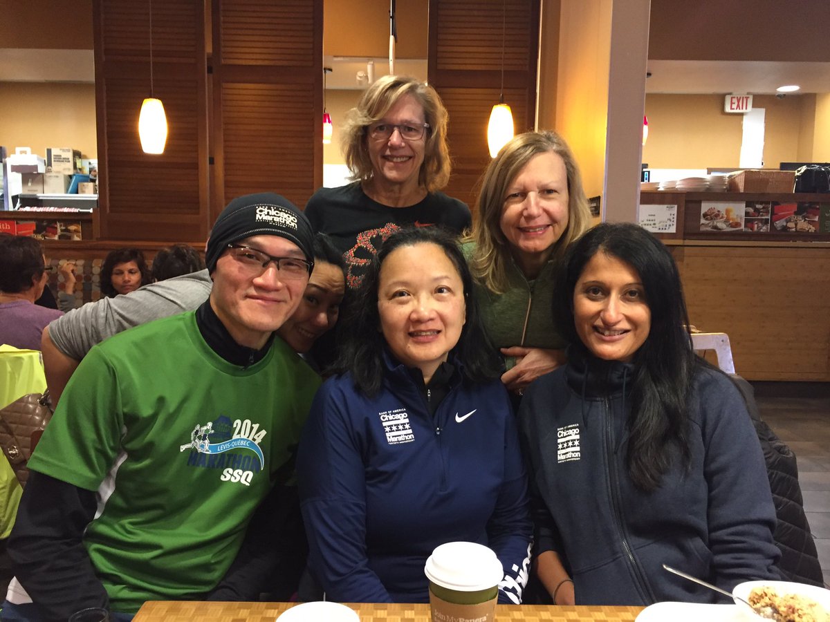 mswadia's tweet photo. Sundays fundays reppin' the @ChiMarathon after our morning run today. #ChiTown #chicagomarathon2017 #markhamrunners #someonedidntgetthememo https://t.co/3g0iZJUnj9