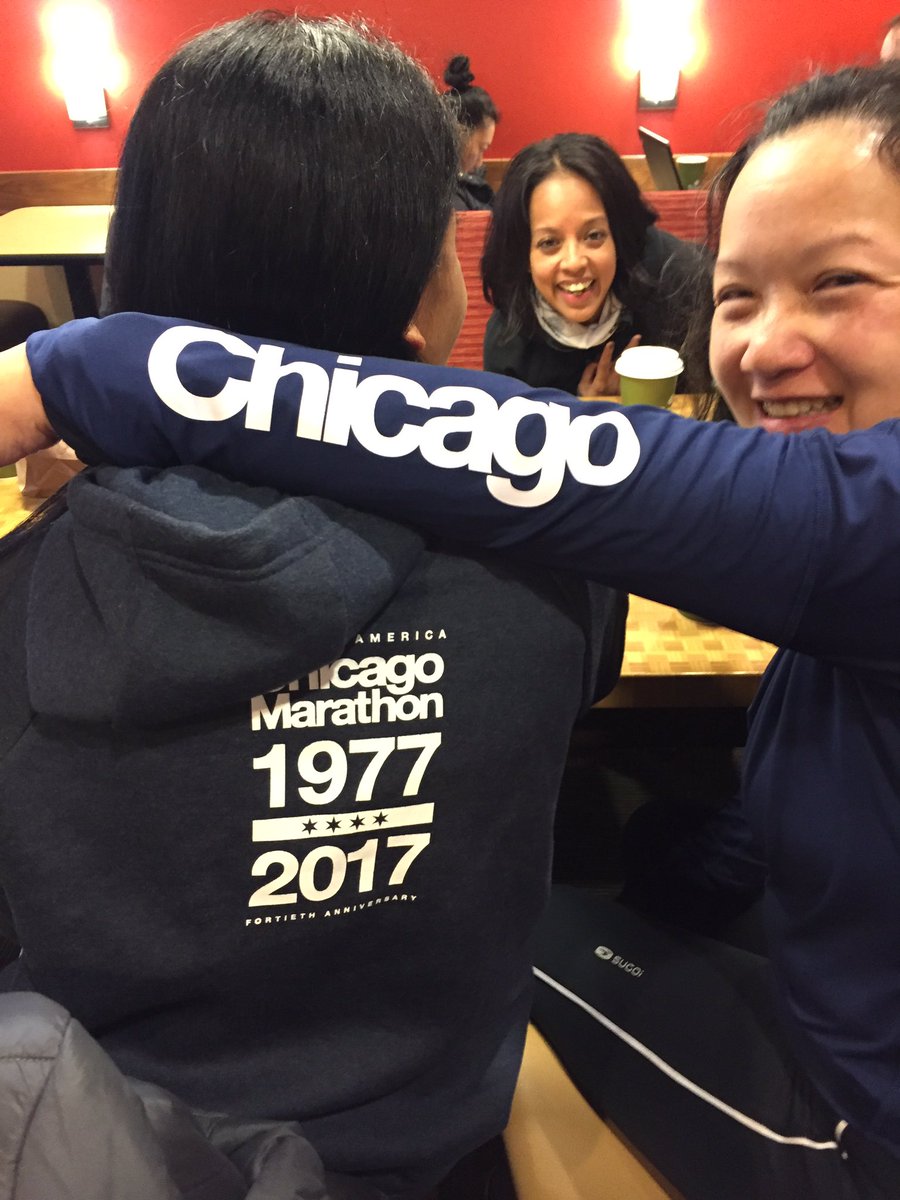 mswadia's tweet photo. Sundays fundays reppin' the @ChiMarathon after our morning run today. #ChiTown #chicagomarathon2017 #markhamrunners #someonedidntgetthememo https://t.co/3g0iZJUnj9