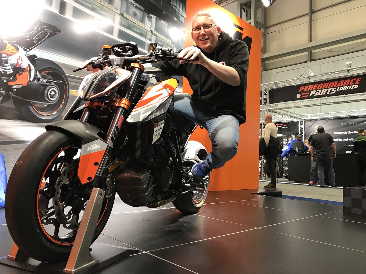 SteveJacks1's tweet photo. @KTM_UK here’s my best pose, getting in to the action on the Superduke. #KTMFACE https://t.co/8M0uISy0L5