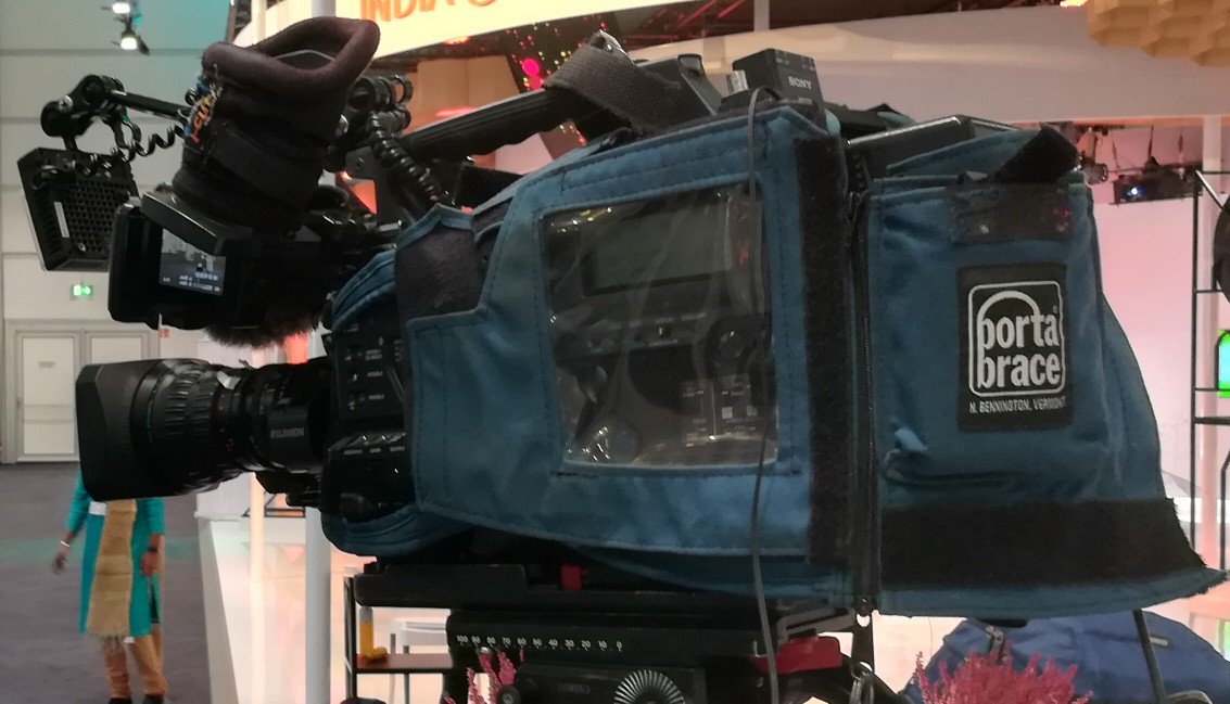 newscamera75's tweet photo. My #Sony #PMW400 got stolen in Berlin last week. 😥😡 The serial number is 140529. If someone is offering the camera please let me know! Please RT! https://t.co/QN7y0vZdum