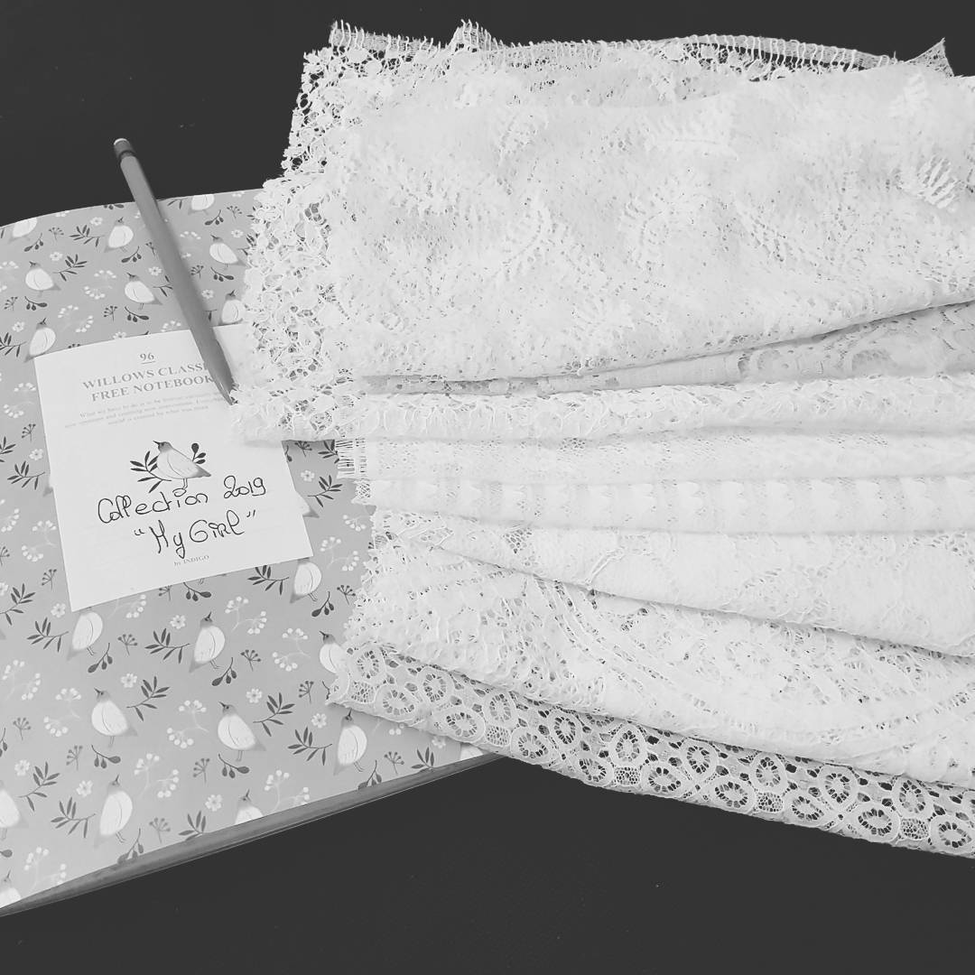 Adeline_Bauwin's tweet photo. Dimanche après midi studieux Dans mon canapé avec thé et madeleines maison pour m'aider à choisir mes dentelles 😍 Les croquis de la collections 2019 sont prêts❤  #bridalfashion #robedemariee #mariage #mariee #lace  #madeinfrance #artisanat #atelier #mariage #nouvellecollection https://t.co/ZGxupBj3uP