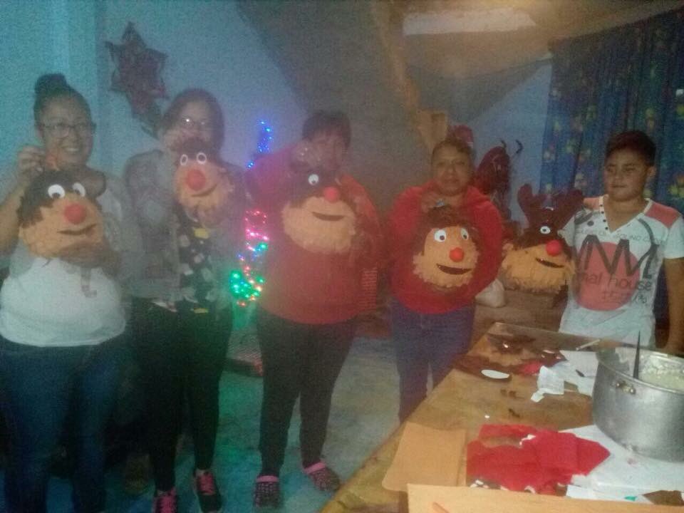 isra_p_g's tweet photo. Seguimos llevando a las comunidades los talleres, en esta ocasión elaboración de piñatas a la colonia #LlanoDeLosBaez por qué estamos #ComprometidosConEcatepec #VamosConNormaPonce @NormaPonceO @candy_rponce @CG_Ecatepec @alfredodelmazo @ErnestoNemer https://t.co/UWXC3cCb2M