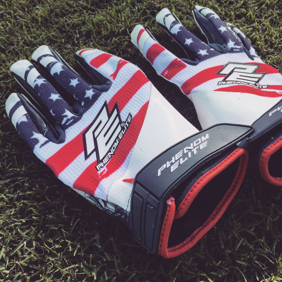 PhenomBrand's tweet photo. CYBER MONDAY SALE. STARTS NOW.
Use promo code: CYBERPHENOM for 30% off. All Gloves. Storewide.
📲 https://t.co/uVAH3y9r9H
#BFCM2017 #cybermonday #merica #nfl #sales https://t.co/s5Ezgpxfzf