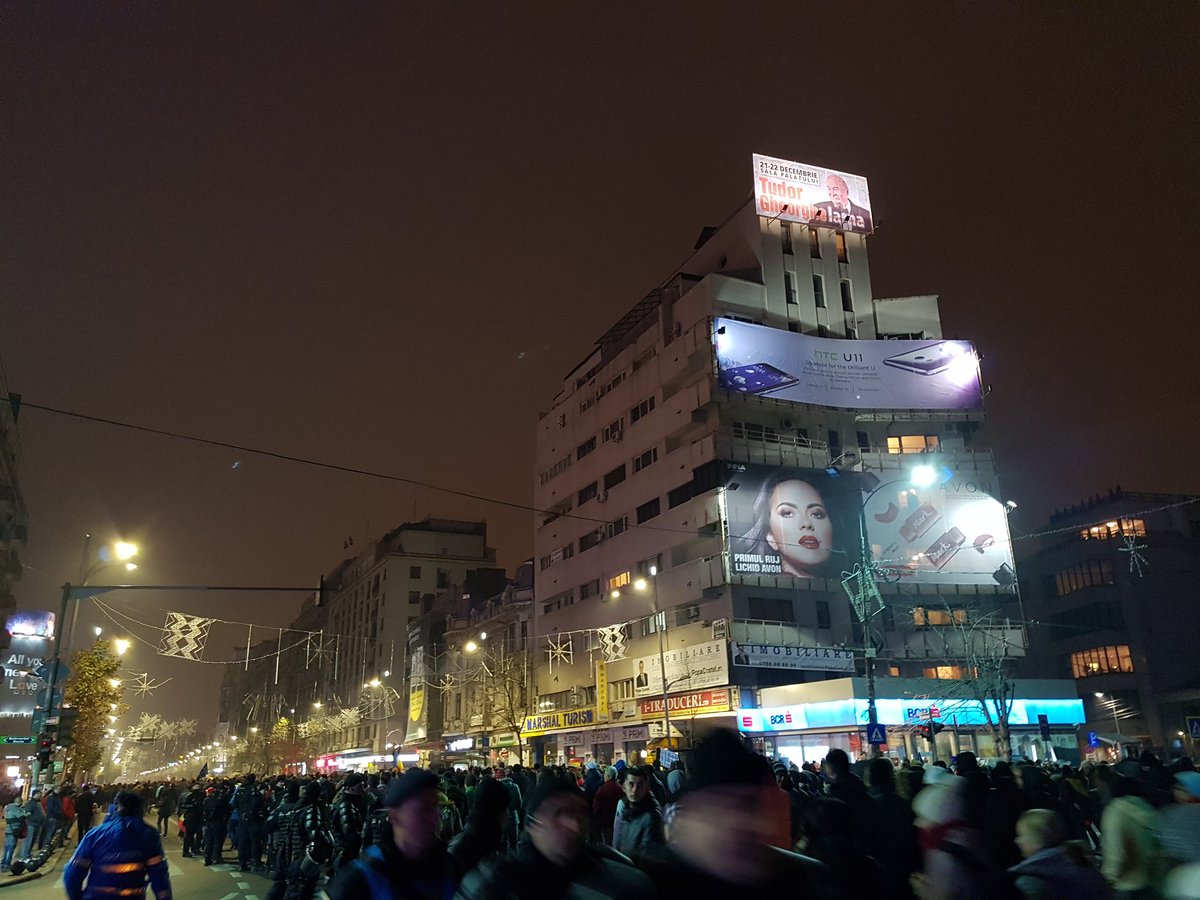 ElenaCalistru's tweet photo. The streets of Bucharest are once again full of people protesting against the changes to the justice laws #rezist https://t.co/bfIdKUZkDa