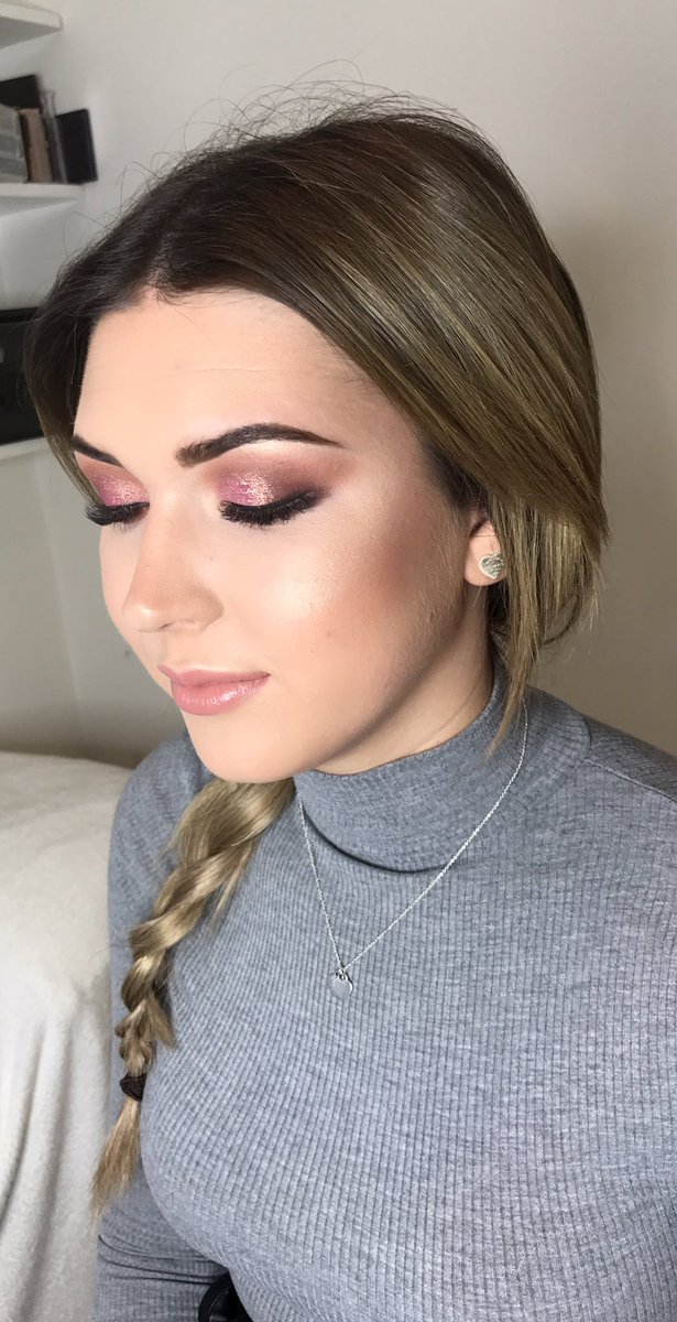 cashmore_makeup's tweet photo. 21st Birthday beat 😍😍
..
@MACcosmetics Rose Pigment
@ABHcosmetics Modern Renaissance
@Illamasqua Skin Base &amp; OMG BP https://t.co/5x6WwESQGQ