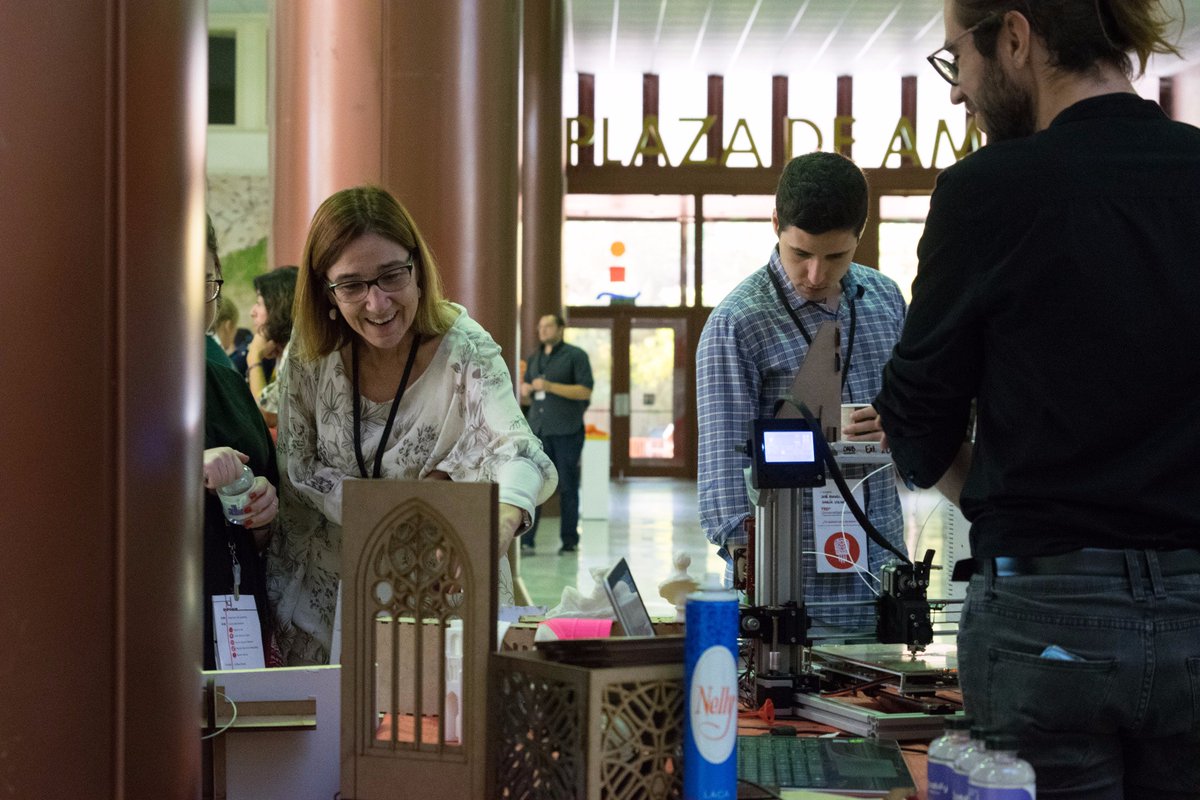 fablabsevilla's tweet photo. Nos han llegado las fotos oficiales del pasado @TEDxUSevilla. Qué buen trabajo de los estudiantes organizadores. Y de nuestro colaborador @elchicotripolar, que sin su ayuda el fablab de la @unisevilla  no hubiese estado tan bien representado. https://t.co/JRfRhTnCwC
