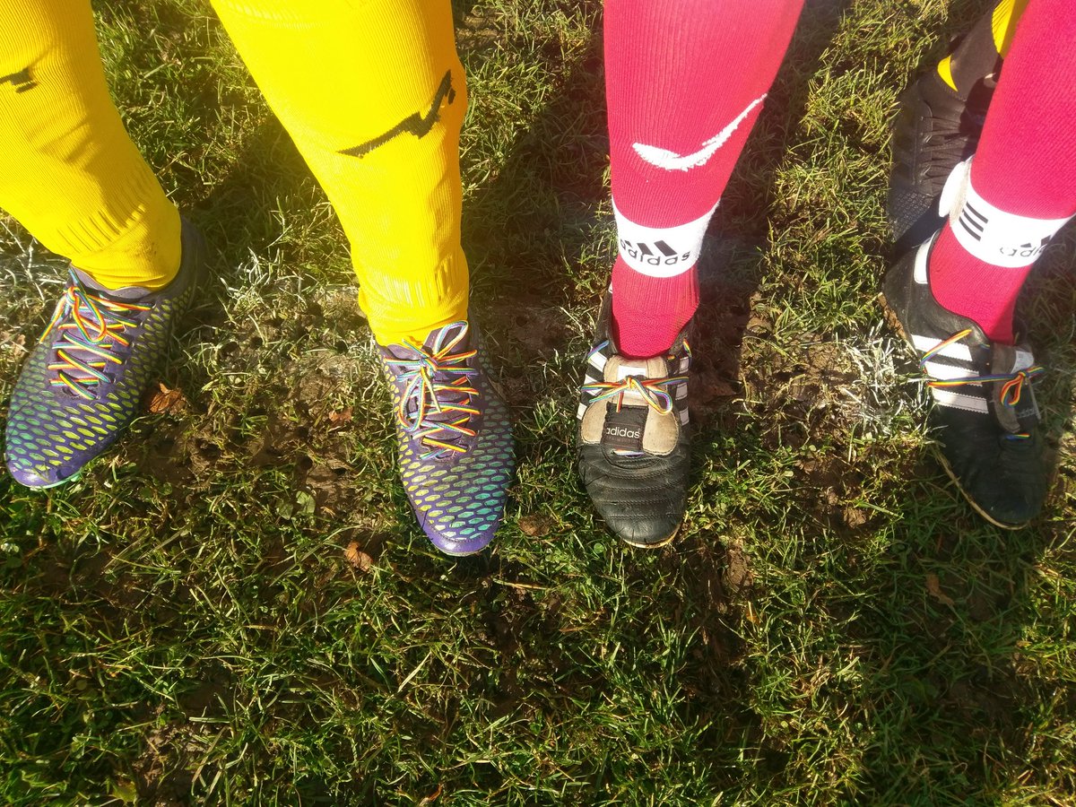 WheelwrightsFc's tweet photo. #RainbowLaces  @FA  @StonewallUK @SurreyFA @CMSFL_ @JohnOSCFA @TamsynSCFA Wheelwrights &amp; @WickhamWandrs showing their support https://t.co/ZKGmOBMzwf
