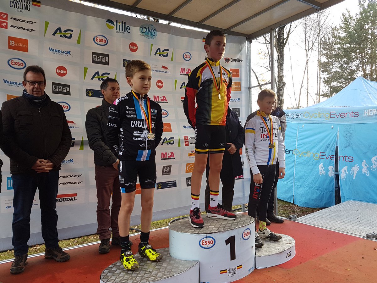 BELCycling's tweet photo. Belgian championships CX boys 12 yr: 1. Axel Van den Broeck, 2. Neo Tielens, 3. Tibo Vancompernolle #bklille https://t.co/VeHL97vHuR