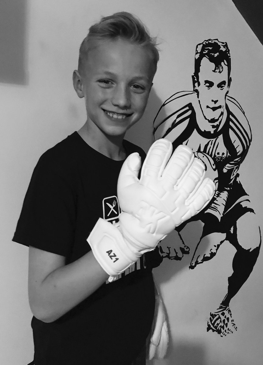arrondavies06's tweet photo. #love these all white #goalkeeper #gloves from @AK_KEEPING gutted match was cancelled bring on next wkend #negativecut #removablefingerspines #qualitity #gelcushioning https://t.co/bBiVQhvHV0