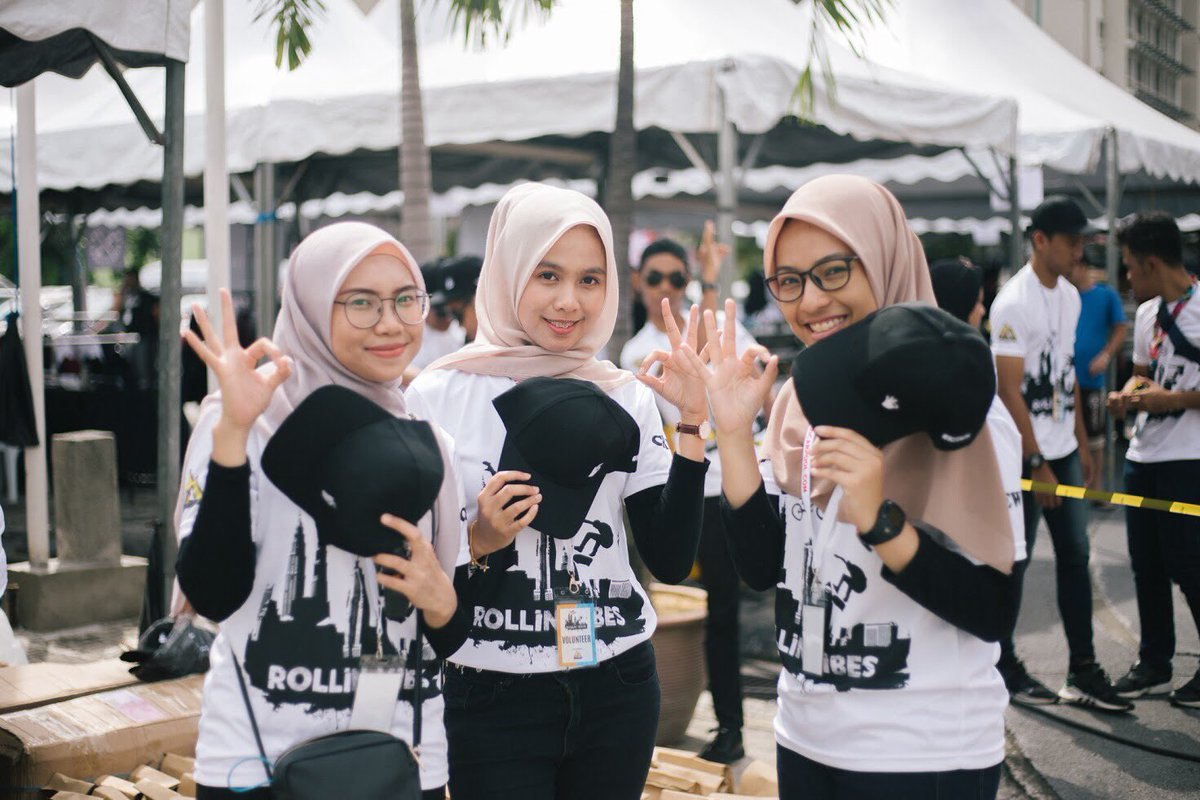 izzatjml's tweet image. throwback sikit time event @rollinvibes17.  @HashtagMY @kitaoklah @neeta_manishaa seghonok bagi baju &amp;amp; topi #KitaOk. ada yg x dapat baju ke?
