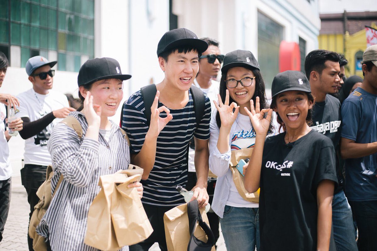 izzatjml's tweet image. throwback sikit time event @rollinvibes17.  @HashtagMY @kitaoklah @neeta_manishaa seghonok bagi baju &amp;amp; topi #KitaOk. ada yg x dapat baju ke?