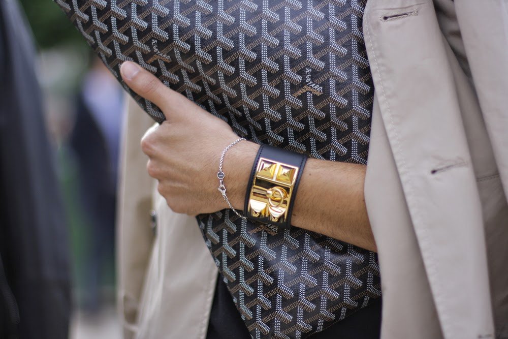 truefacet's tweet photo. Time's nearly up! Hurry and shop our extended #BlackFriday sale to enjoy up to $350 OFF your #TrueFacet purchase like this @Hermes_Paris #CollierdeChien Cuff!  (Image via #BelleVivir) - https://t.co/T41os4mUip https://t.co/7WdRdClnVT