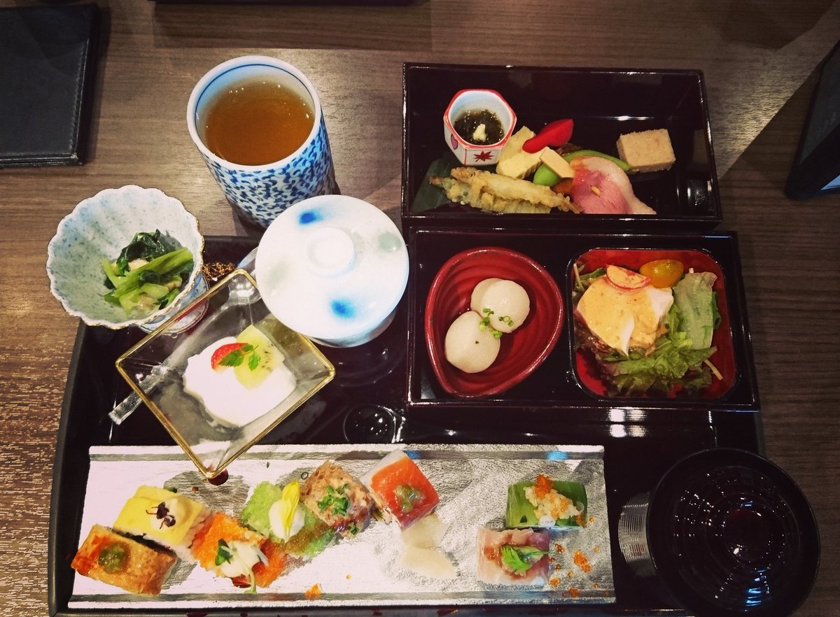 tane0406's tweet photo. よく行くオススメ銀座ランチ
SHARI THE TOKYO SHUSHI BAR

ロール寿司がこれまたオシャレ！
色んな味を堪能できます♪
お手頃で味も最高においしぃ(*´∇｀*)

#東京 #銀座 #ランチ #ロール寿司 #オシャレ #美味しい #女性に人気 #オススメ #Happy #Taneyan https://t.co/hGUXjWKMFK https://t.co/p1NYafa1Dw