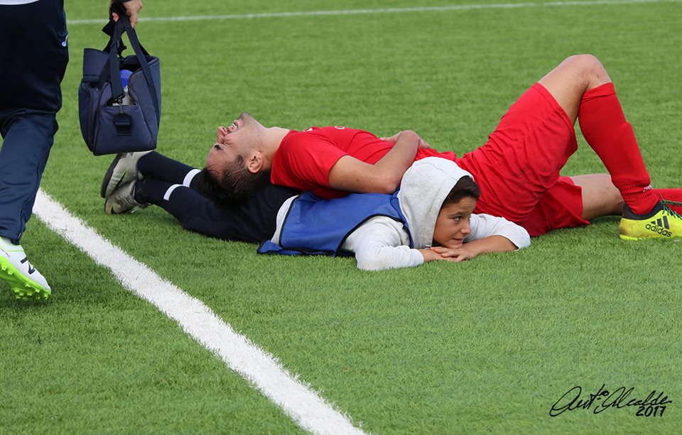 Ha pasado hoy en el partido La Palma-Viso de DH. Un recogepelotas se coloca debajo de un jugador al que le costaba respirar. Lo había visto hacer en un vídeo de youtube. Un aplauso al chaval. (Foto de Antonio Alcalde)