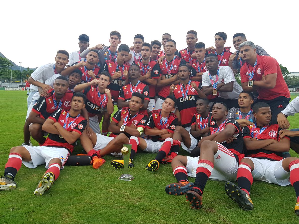 É campeão! Os #GarotosDoNinho da equipe sub-17 venceram o Botafogo por 2 a 0 na manhã deste domingo e conquistaram o Bicampeonato Estadual da categoria! Parabéns, molecada! #PorNossaNação
