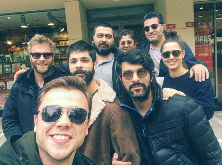 engina_apfc's tweet photo. The gorgeous #EnginAkyürek with friends🙋🙋🙋🤗🤗😁😁 new share 26-11-2017 👇👇👇 https://t.co/jgGUuo2MqF