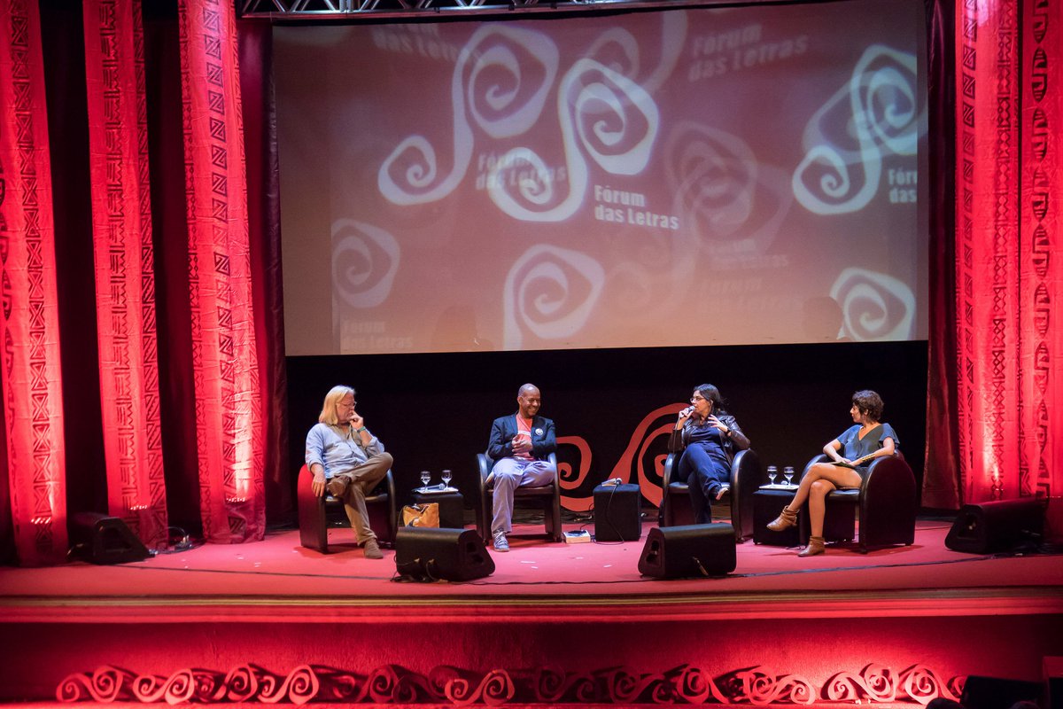 forumdasletras's tweet photo. A POESIA RESISTE! 🗣📝
Ana Elisa Ribeiro, Renato Brandão, Mônica Aquino e Nicolas Behr se reuniram na noite de ontem para falar sobre resistência na poesia. 👓📗 Agradecemos ao Sesc, nosso parceiro cultural, por propor essa discussão de tanta importância. ✍📰 #ForumDasLetras2017 https://t.co/jYU7KIffCy