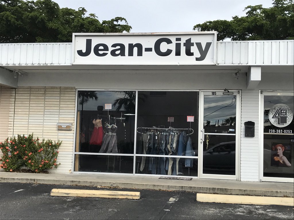 MattGrubbs's tweet photo. @tomsegura @ChristinaP keeping them High &amp; Tight at Jean-City. #YourMomsHouse #ymh https://t.co/VQTygDerxe