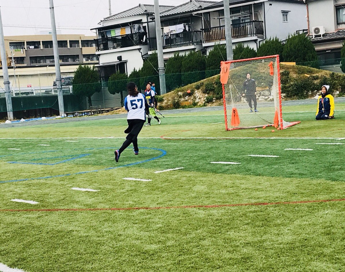 夜分遅くに失礼します！
本日はぴーやんさん、あずさん、ゆうさん、きえさんが来てくださいました😊
きえさんの卒論のお手伝いとして練習後に、ラクロス測定をしました！
みんな張り切ってました❤️
寒くなってますので入念なストレッチをして、怪我予防に努めましょう！☃️
# 2なつみ