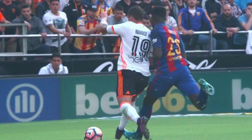 110Madridista's tweet photo. Esto pasó la temporada pasada en el Valencia - FCB:

- El 0-1 en fuera de juego
- 2 Penaltis no señalados a favor del VAL, el de MASCHERANO escandaloso.
- 2ª amarilla perdonada a BUSQUETS.

PIQUÉ: "Ya sabemos como funciona esto" https://t.co/aSsZQKnfAt