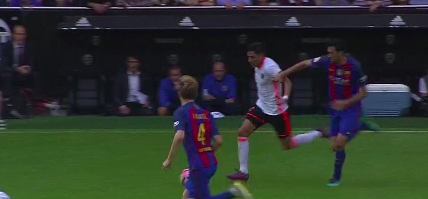 110Madridista's tweet photo. Esto pasó la temporada pasada en el Valencia - FCB:

- El 0-1 en fuera de juego
- 2 Penaltis no señalados a favor del VAL, el de MASCHERANO escandaloso.
- 2ª amarilla perdonada a BUSQUETS.

PIQUÉ: "Ya sabemos como funciona esto" https://t.co/aSsZQKnfAt