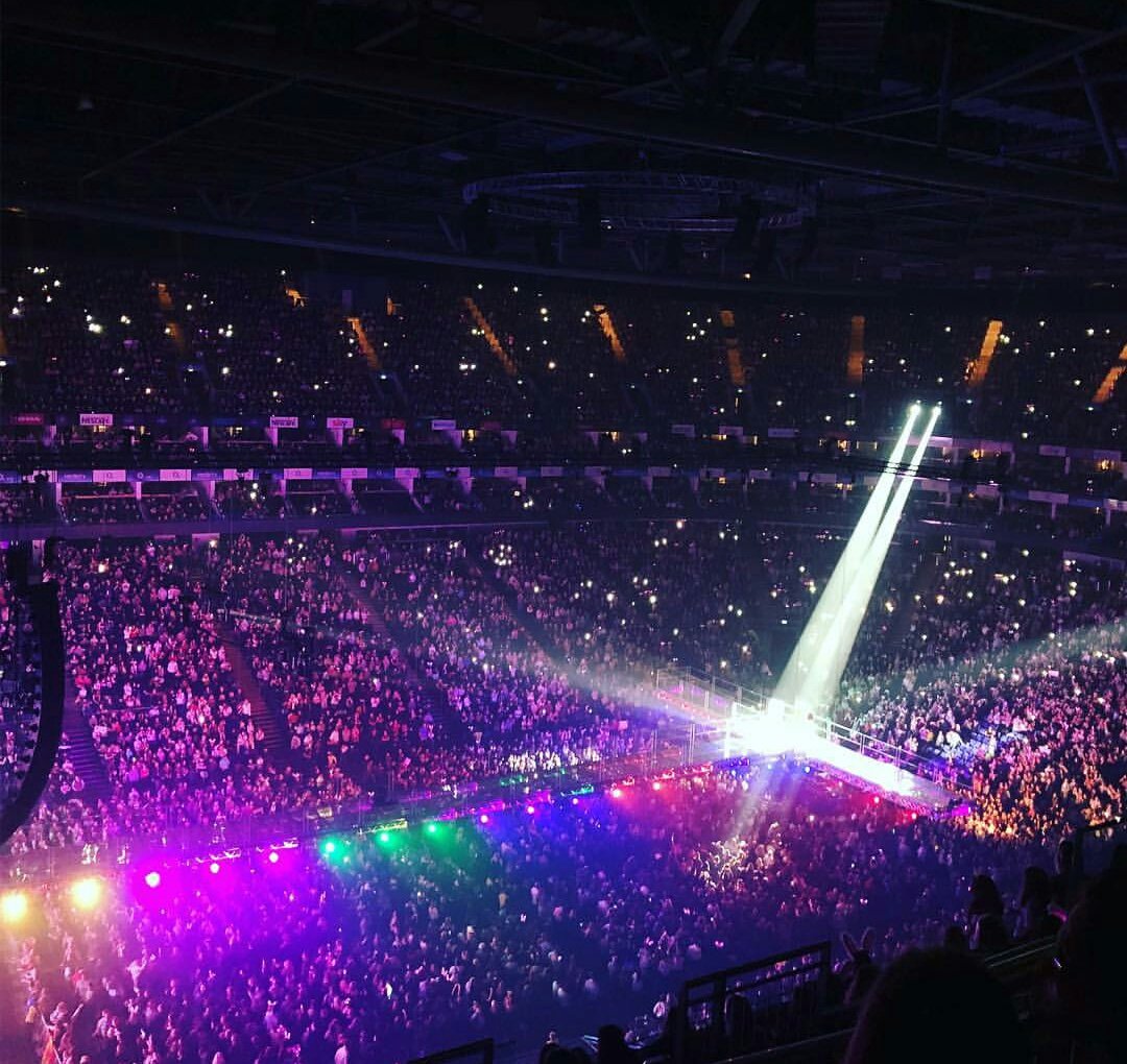 LMCrowds's tweet photo. O2 last night! #GloryDaysTour https://t.co/ORZLgV0UMs