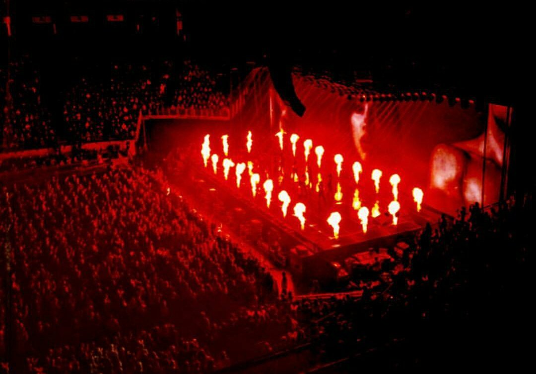 LMCrowds's tweet photo. O2 last night! #GloryDaysTour https://t.co/ORZLgV0UMs