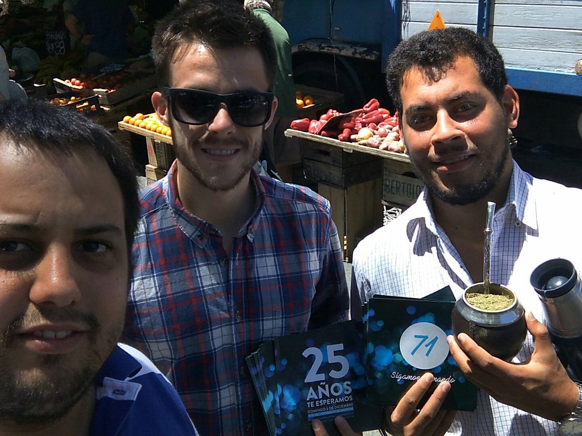 aguslaguardia's tweet photo. En la feria de Carlos Berg invitando para la fiesta de los 25 años de la @lista71 https://t.co/Y19z9glOta