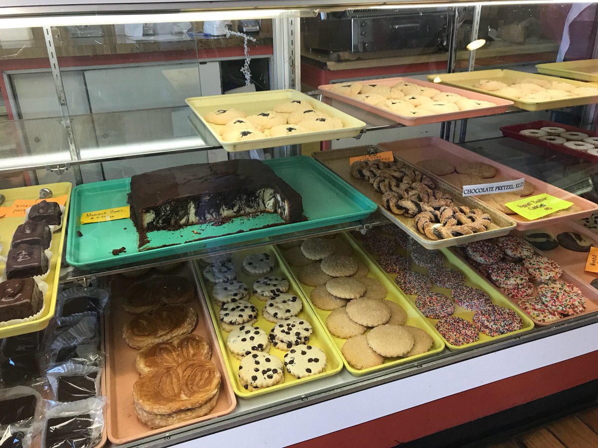 cheryl303's tweet photo. The car navigates here auto-matically #seewhatididthere #7layercake (@ Star Bakery) https://t.co/qaH6vnxnvt https://t.co/sinbpdeq9y