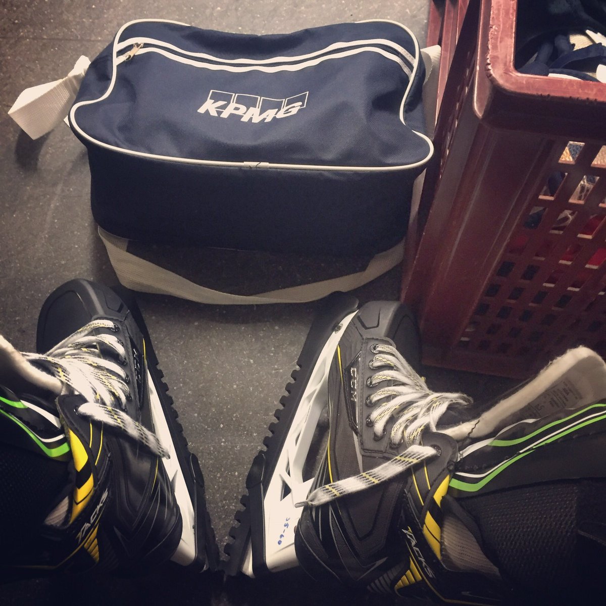 finance_wingman's tweet photo. Nya skridskor, ny hjälm och nysatsning i år. Är väldigt tacksam över att kunna hålla kondition och hälsa uppe med hjälp av skridskoåkningen. 💪😇 #rightwing #hockeyforlife #sätterribban #hälsosamlivsstil #efterjobbet https://t.co/cQinSbteCi