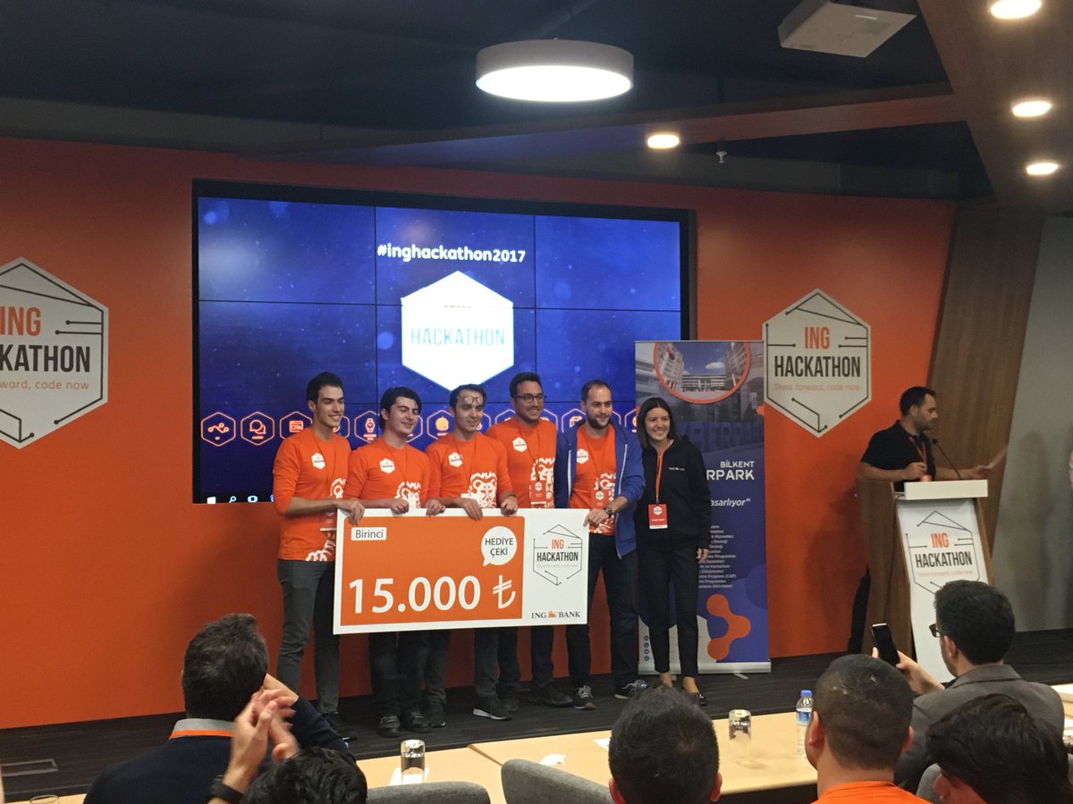 omerf_ozturk's tweet photo. ING Hackathon 2017 nin birincisi Kando oluyor. Ödülünü @pinarabay dan alıyor #INGHackathon #INGHackathon2017 @inghackathontr https://t.co/j07i11Iysi
