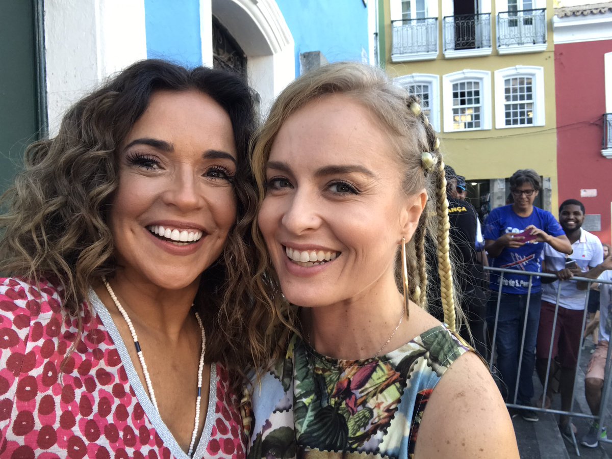 danielamercury's tweet photo. Em um dia lindo de sol @angelicaksy vestiu suas trancinhas e encontrou com a alegria e a música da Bahia. Um grande beijo, amiga! #angelica #programaestrelas #olodum #danielamercurynoestrelas https://t.co/4arjg4vJlF