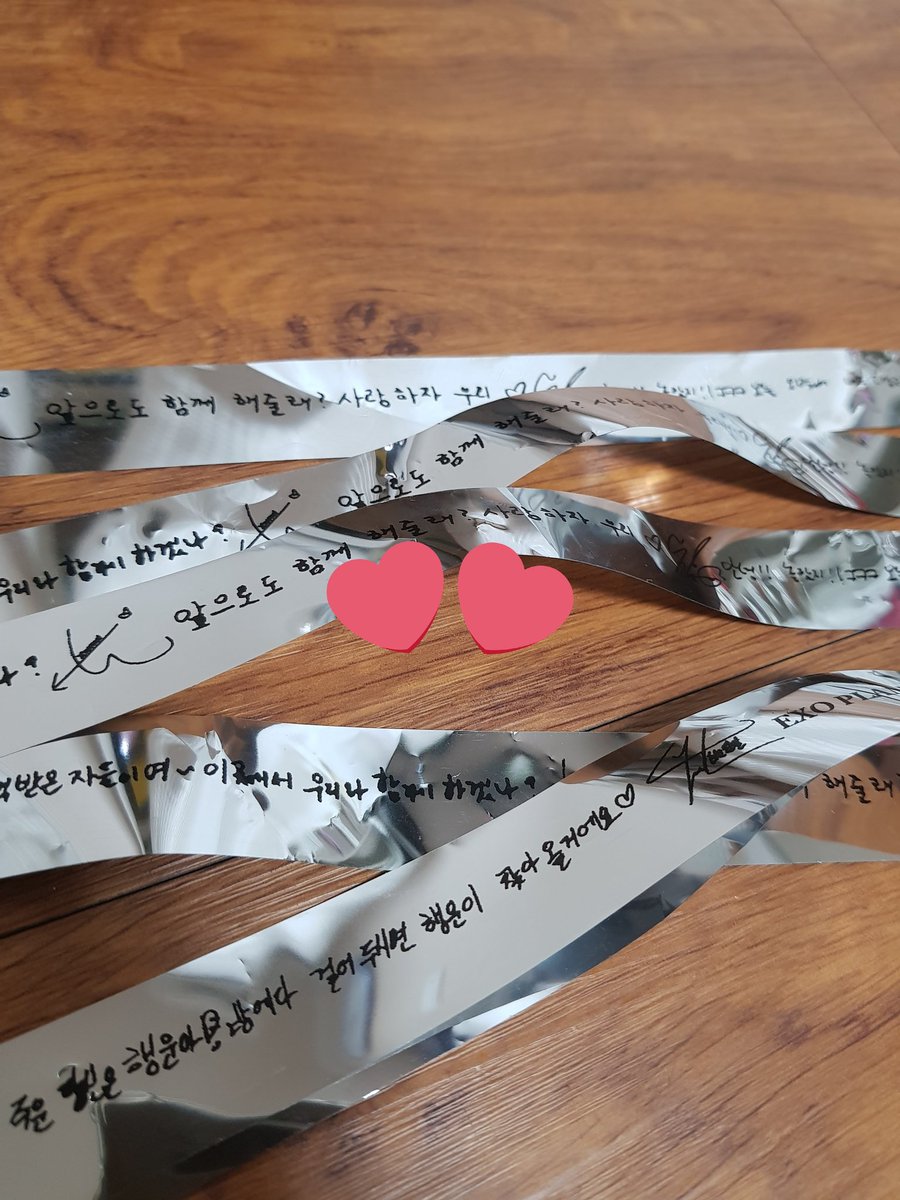 xosehaxo's tweet photo. 은박 띠 필요하신분 있으신가요...? 구하시는 분들 많은것 같아서 제가 가지고있는거 몇개 드릴게용 필요하신분 뎀 주세요!!
8명멘트+로고 요로케 잘라놓았어요
혹시 멤버별로 받고 싶으시면 말씀해주세요~~ https://t.co/xFyUXL6FS3