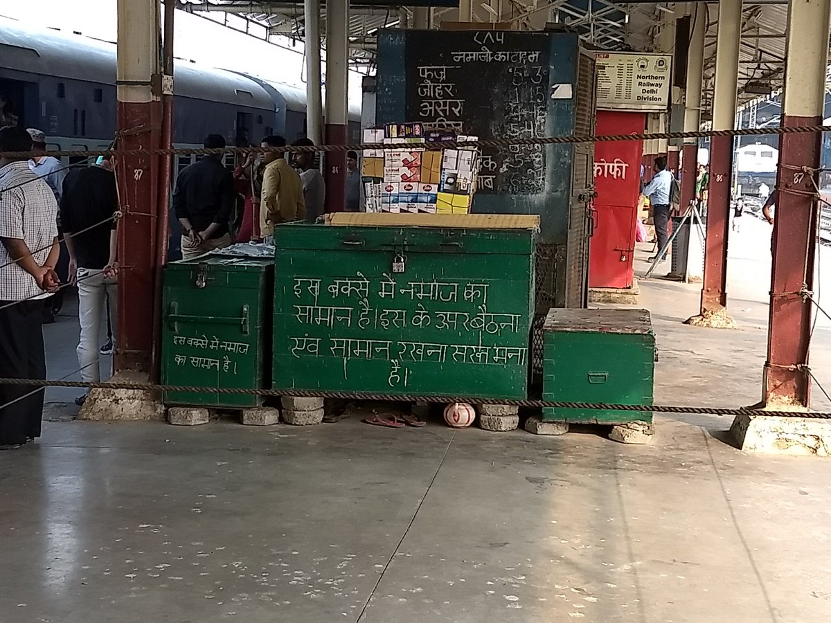 singh_pariah's tweet photo. These image grabs are of Platform No. 5, Old Delhi Railway Station. The place (part of platform) has been secured by ropes. Two basic questions arise-
1. Why a public infrastructure being used as a place of 
worship ?
2. What are the concerned authorities doing? @PiyushGoyalOffc https://t.co/H7p8Nv23aF