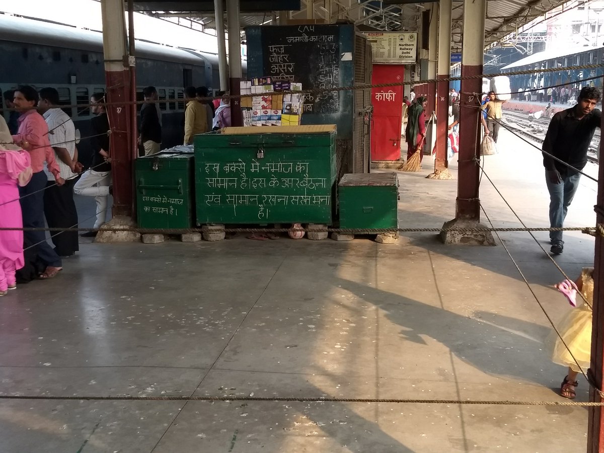 singh_pariah's tweet photo. These image grabs are of Platform No. 5, Old Delhi Railway Station. The place (part of platform) has been secured by ropes. Two basic questions arise-
1. Why a public infrastructure being used as a place of 
worship ?
2. What are the concerned authorities doing? @PiyushGoyalOffc https://t.co/H7p8Nv23aF